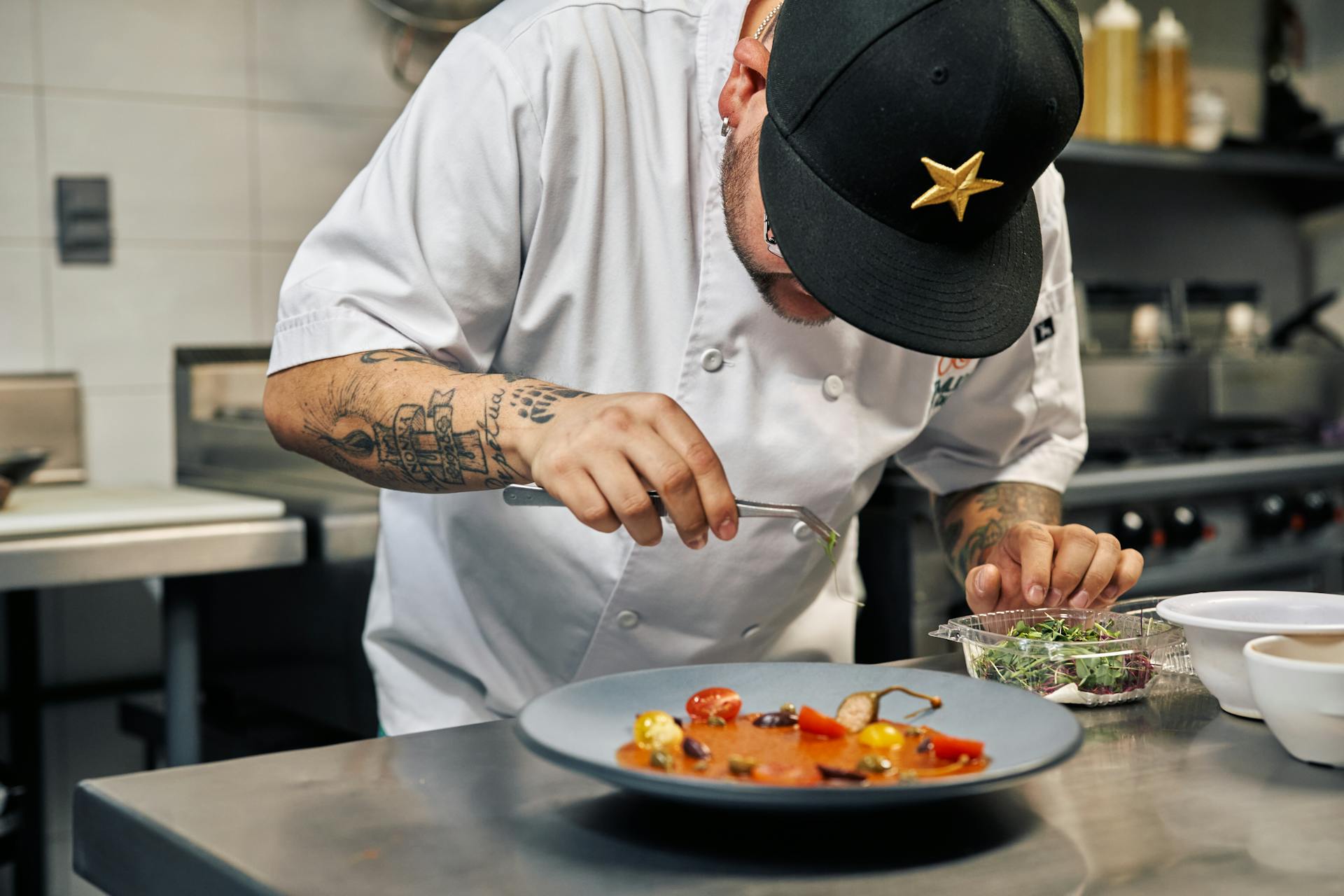Chef qui dresse une assiette