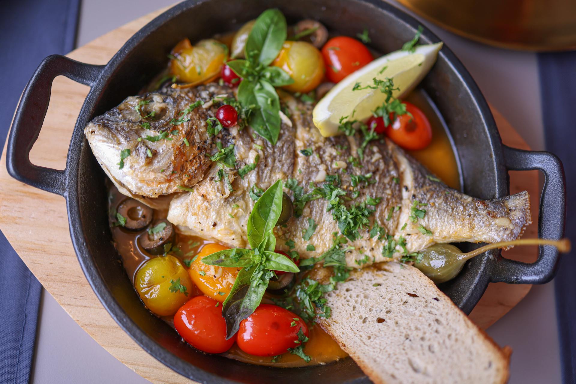 Poisson sauvage du jour, citron et herbes